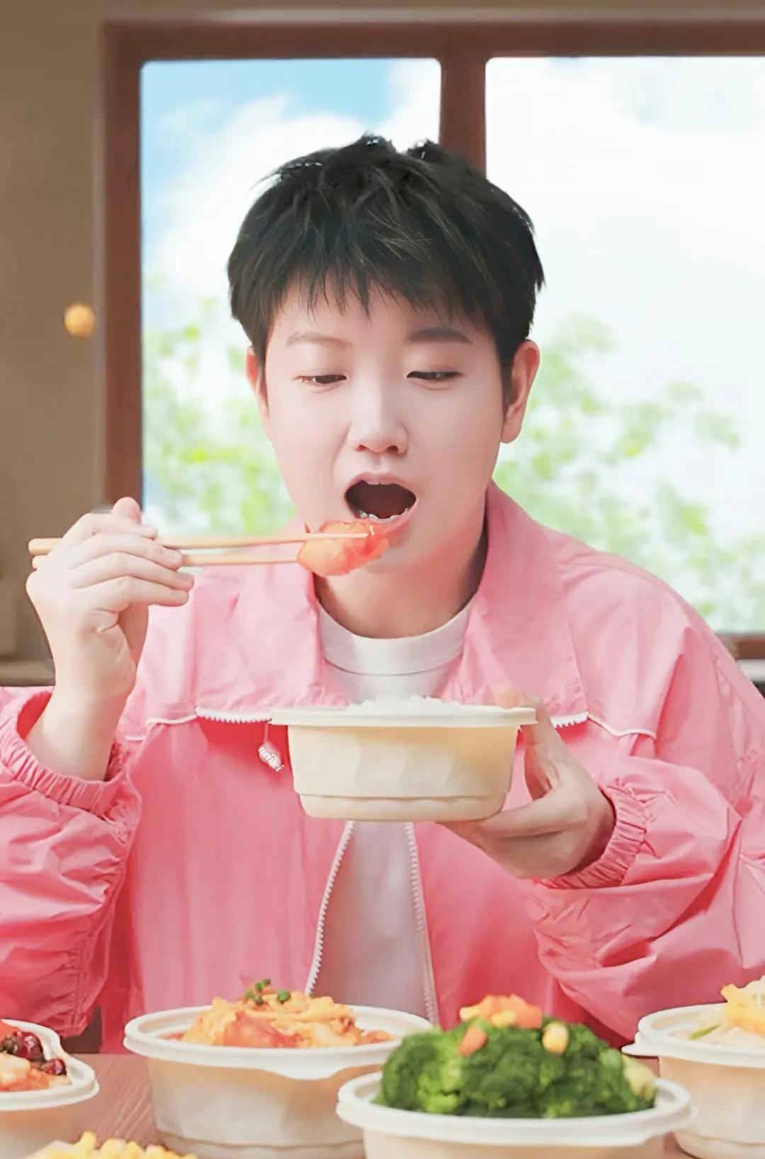 美团的广告太会拍了，粉色的孙颖莎，全是对美食的渴望，莎莎不仅爱拼搏，也很