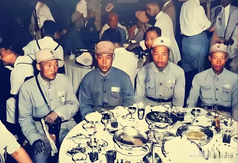 照片中的这四位战士，他们参加了解放上海的战斗，从照片中可以感受到，他们每个人都非