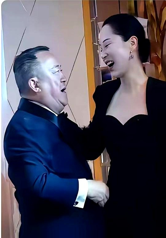活动现场曾志伟抬手摸上海清的脸，举止都越界成这样了，海清不仅没躲，脸上还全程陪着笑，看得人浑身难受海