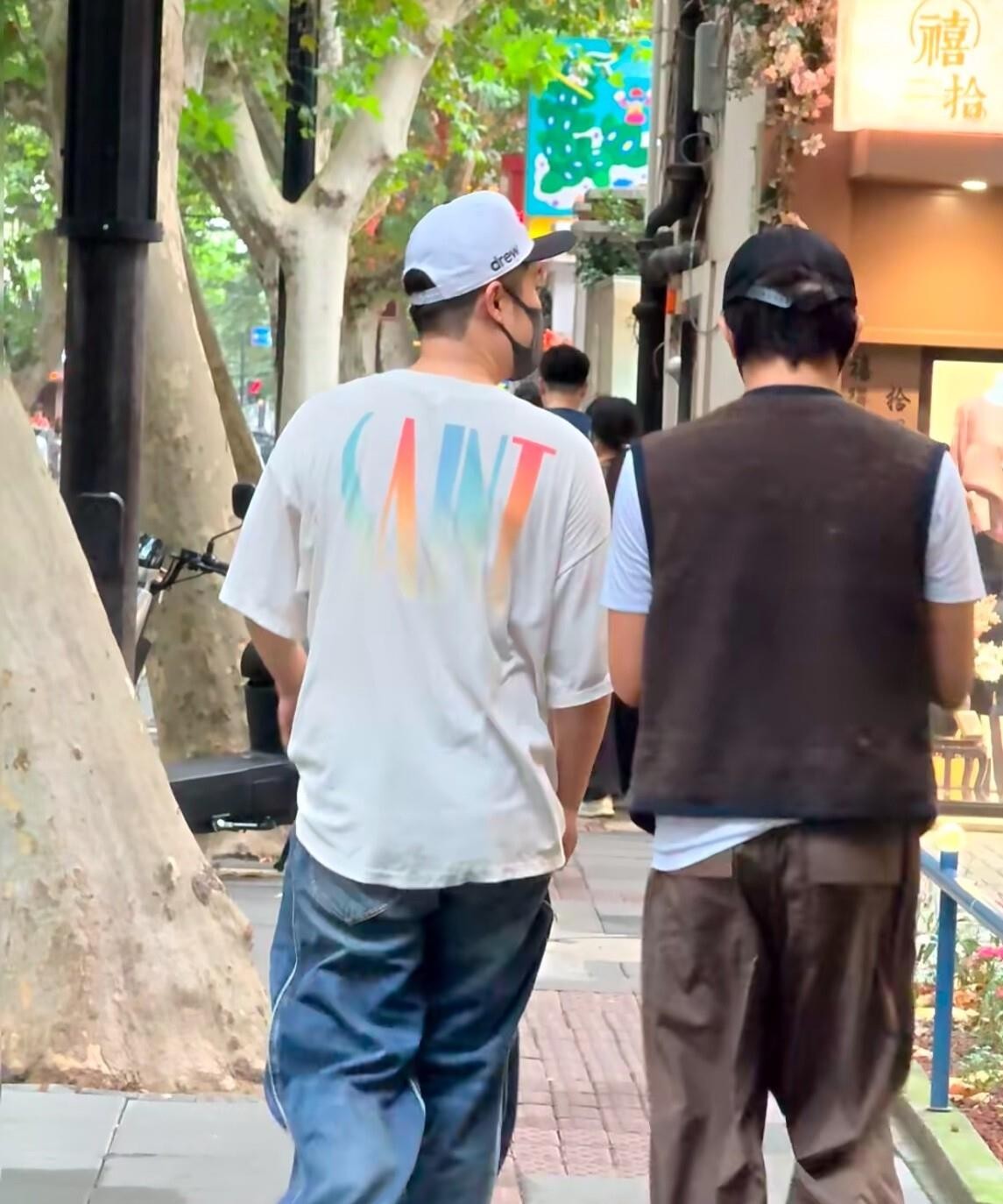 邓超孙俪家住上海愚园路附近，这事不少人都知道。陈赫也一直定居上海，跟超哥关系好，一个消息就能约出来。
