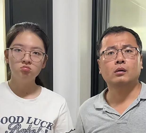 王大艺开学了，她爸还是她班主任，这爹为了闺女换了好几所学校，闺女上哪个班他就教哪