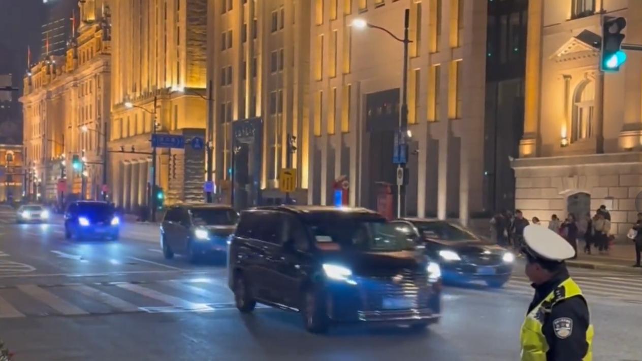 乌拉圭总统车队抵达上海和平饭店，吃完饭后还可以欣赏外滩美景，让人没想到的是总统先