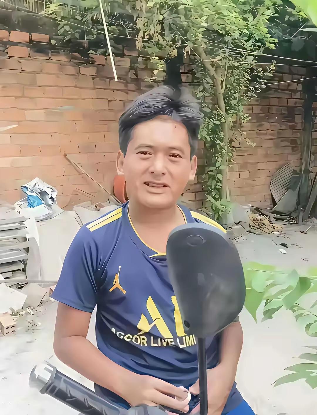 这小孩，简直就是缩小版的“周润发”，这要不是在农村肯定会上“明星脸”节目。