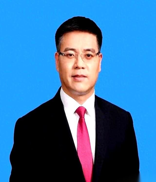 今天这消息，看得我一愣。联通的一把手，直接去管移动了。去年底才上的任，71年