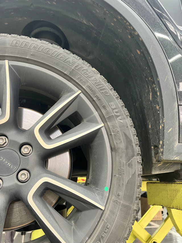 轮胎内侧有个小切口例行保养，轮胎内侧有个切口，不知道这个地方怎么会出现这个口子