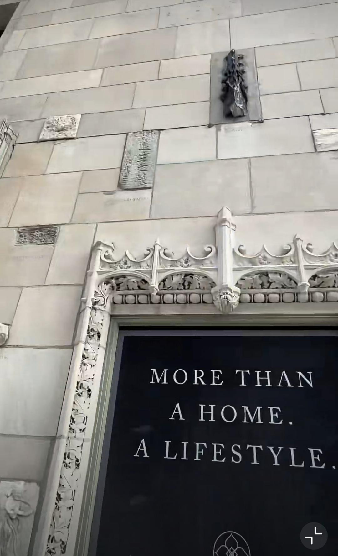 华人的墓碑居然在美国被当作建筑材料使用，被贴在了外墙上的墙壁上。这就是传说中的先