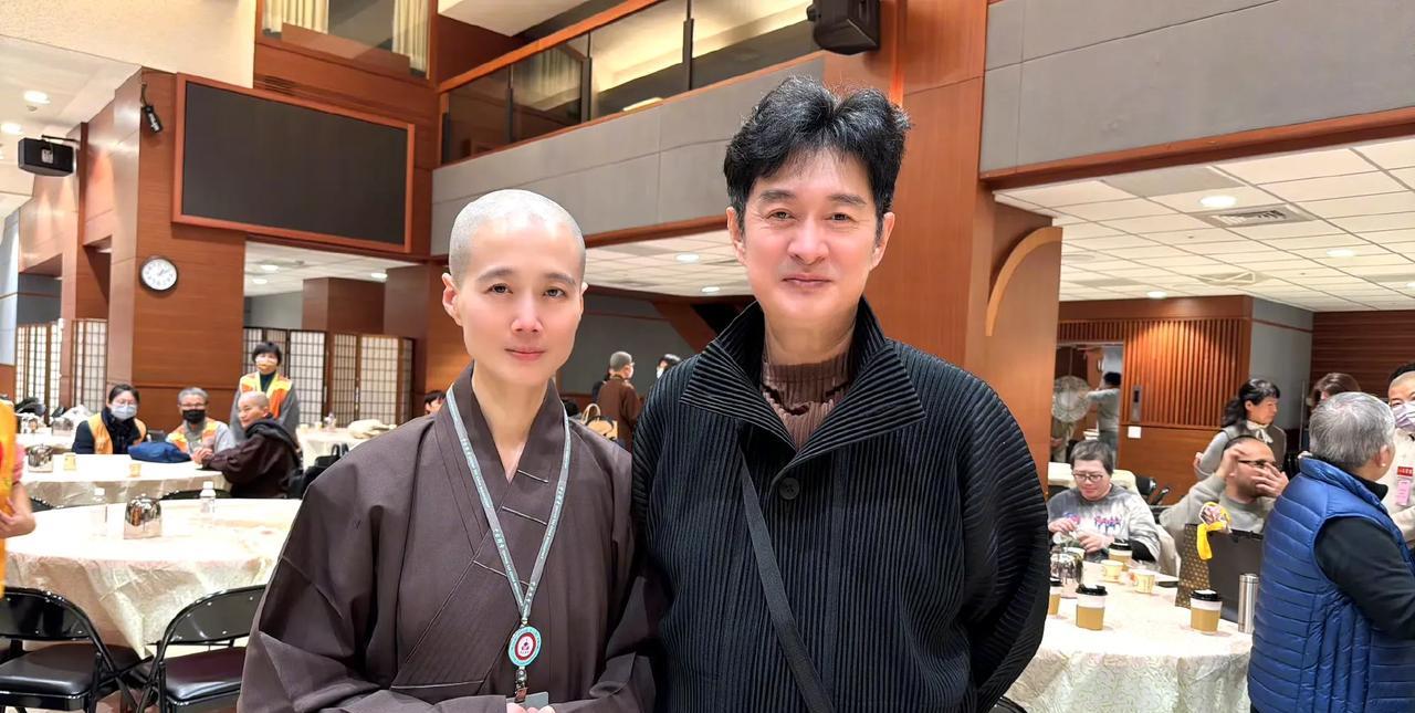歌手黄安发文称，我们全家信佛，两个妹妹都先后剃度出家了。大妹大学时期因为我的牵引
