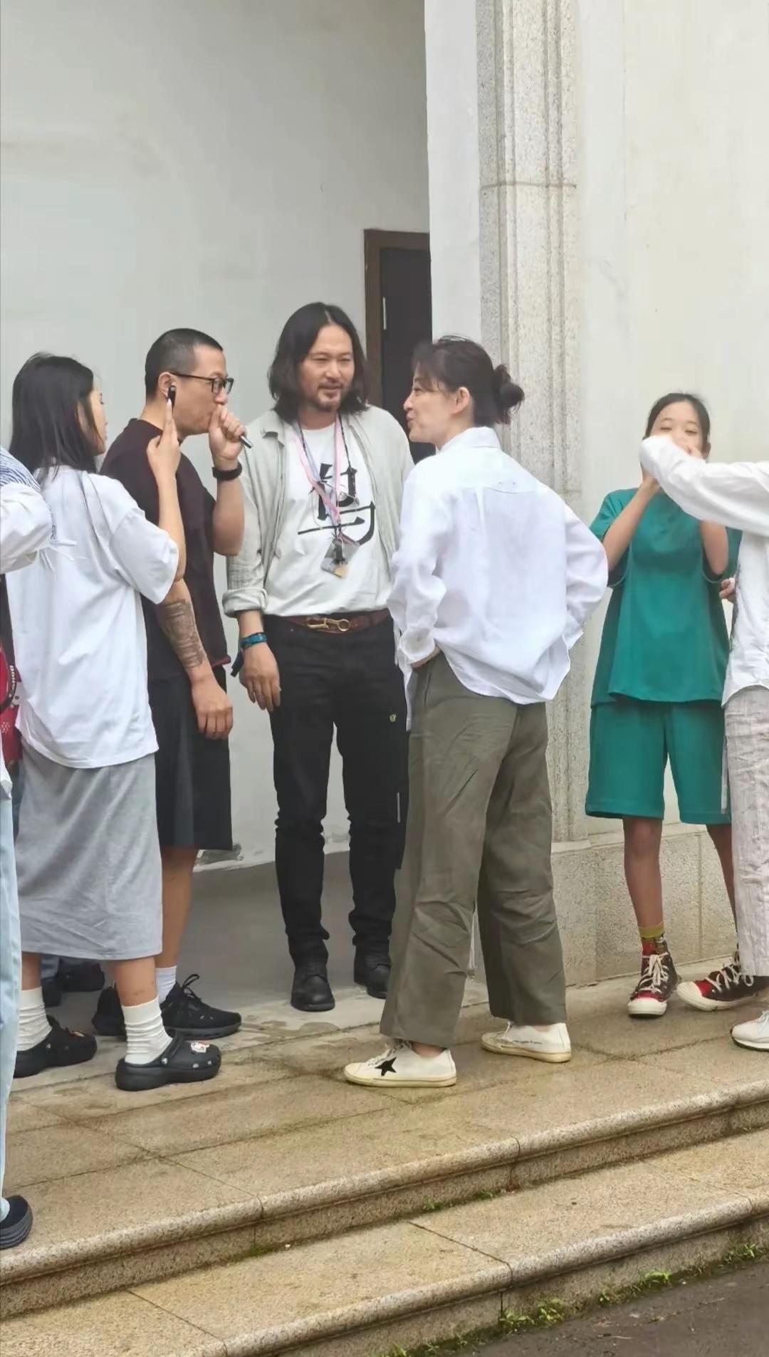 梅婷一家四口近照，齐聚阿那亚戏剧节，才注意到她女儿小名叫“快快”，大名叫曾慕梅。