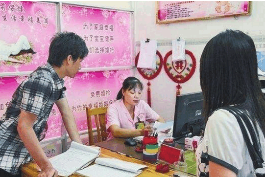 两口子频繁同房, 却没有孩子, 医院检查后原因让小两口脸红