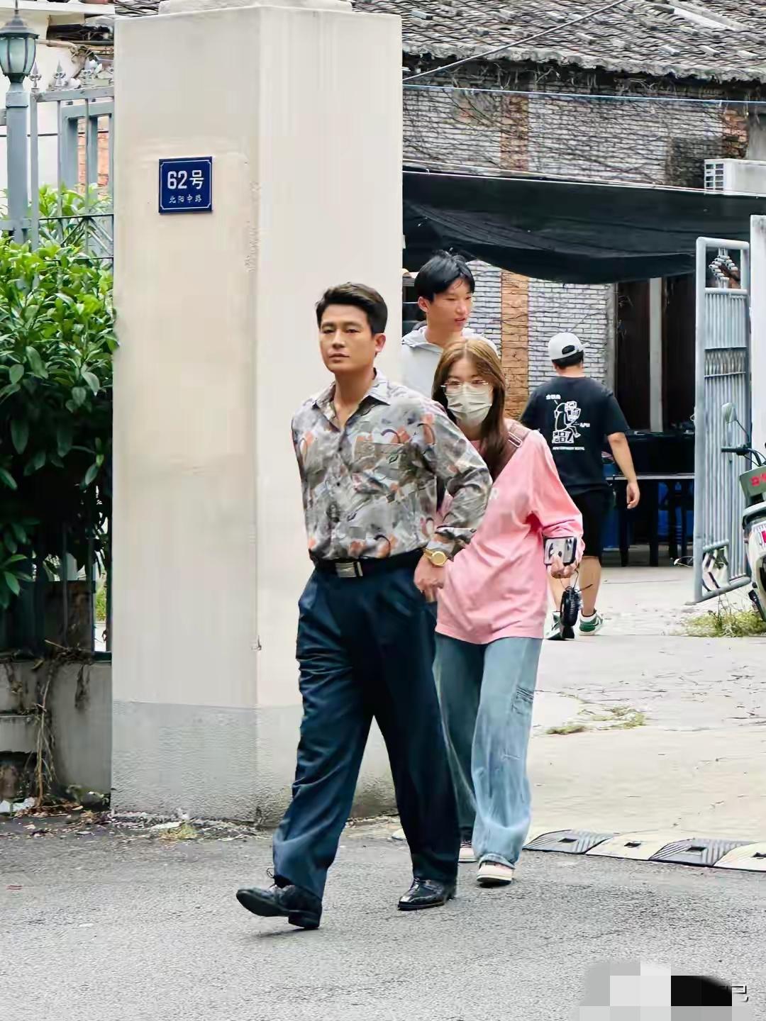 近日,网友在福州偶遇欧豪,当时欧豪正在拍戏,穿着打扮十分复古。穿着蓝色西装,配