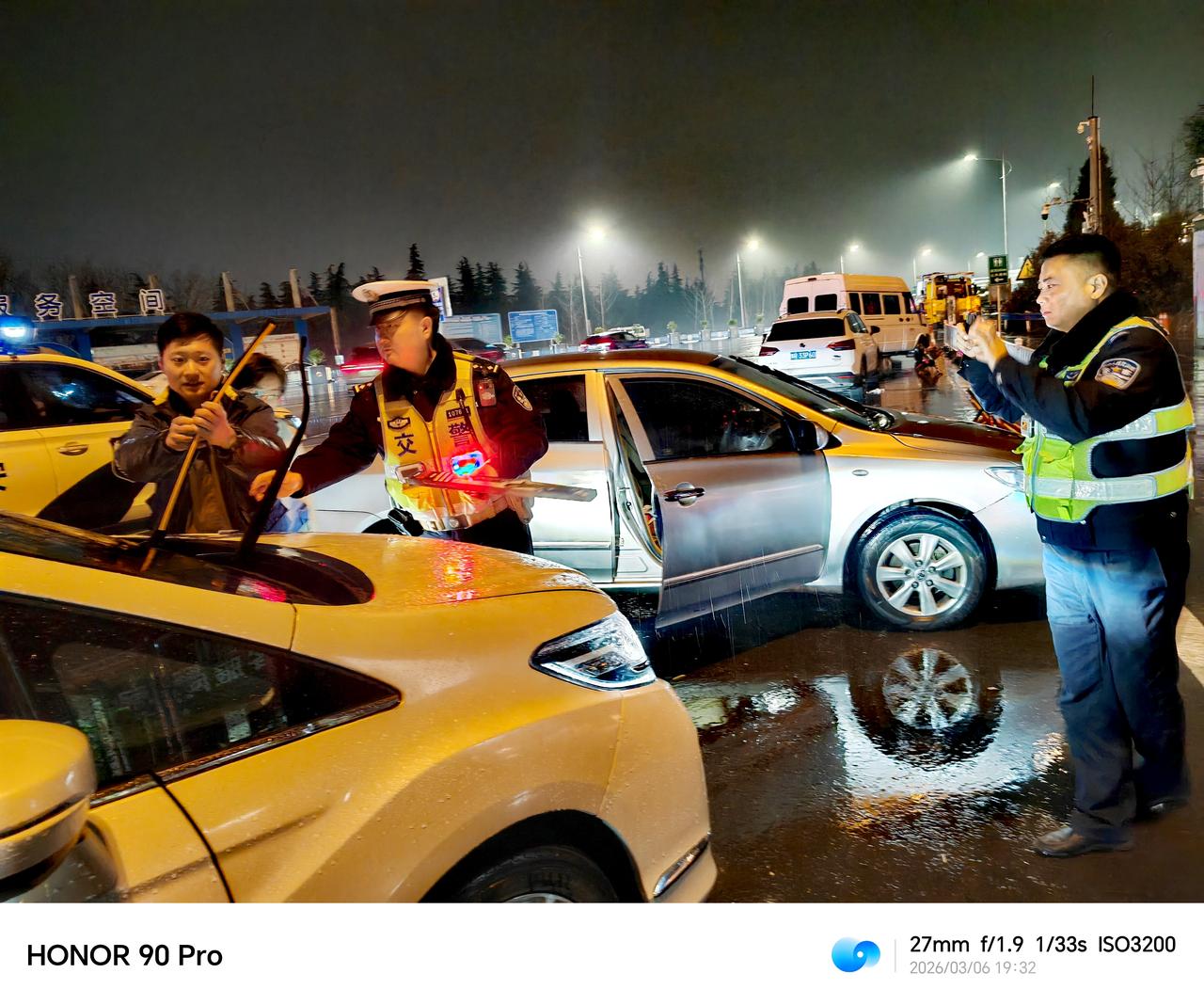 郑州一大队高速交警：卢伟光，乔宗斌真的在工作中做的很好，值得点赞表扬！[赞][祈