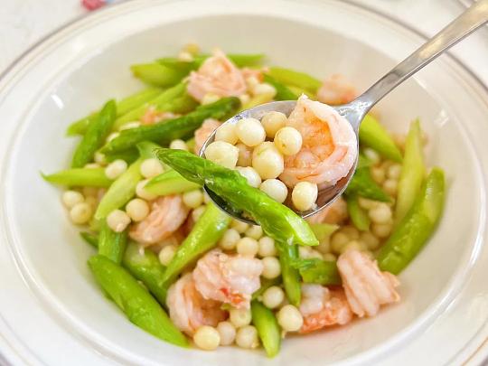 今天朋友圈被两道菜给刷屏了一道是鸡头米炒虾仁，一道是秧草红烧菊黄豚。我跟