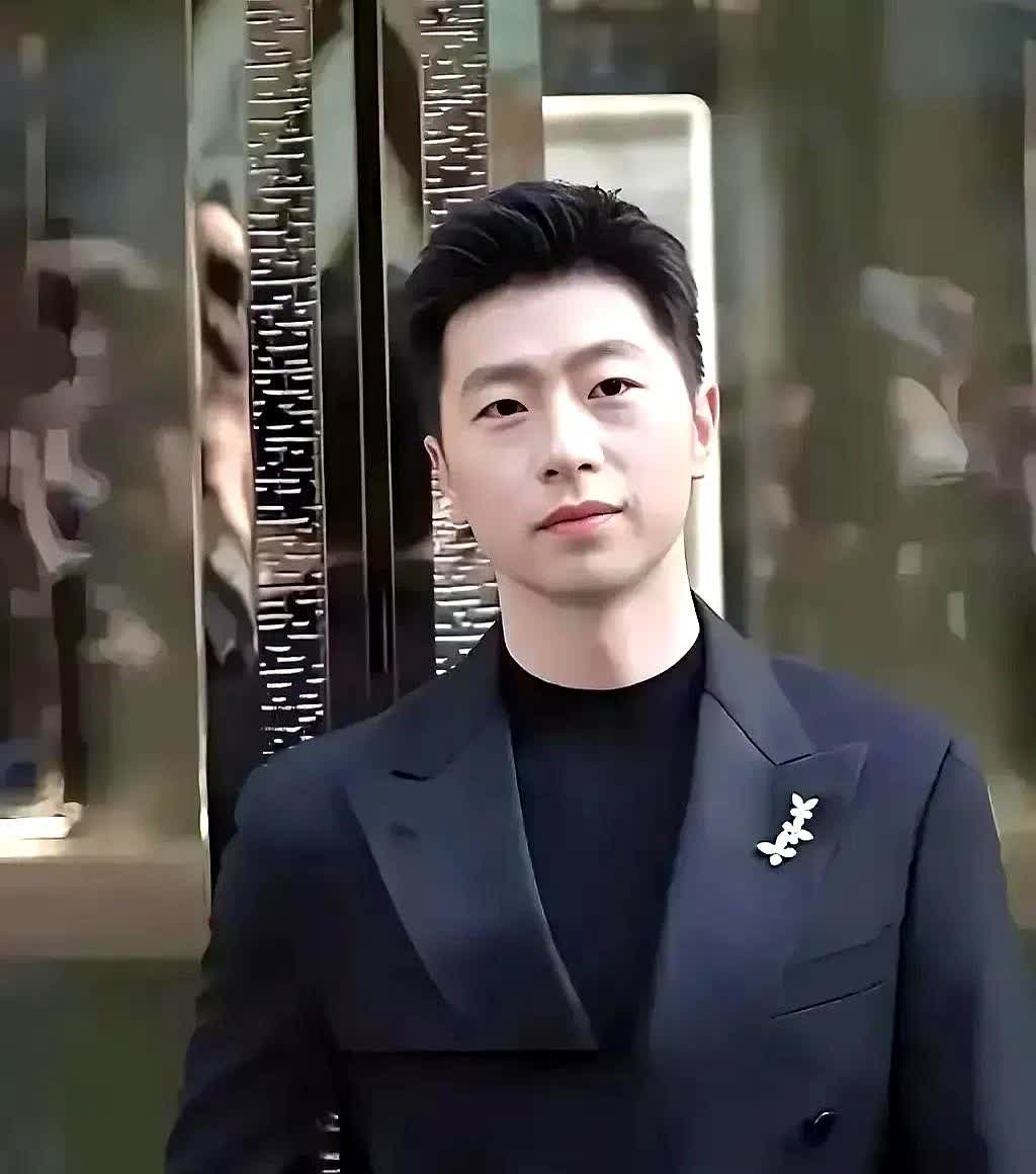 主持人问张继科：“马龙有什么爱好？”张继科嘴角一歪：“马龙爱梦游。”主持人来劲了