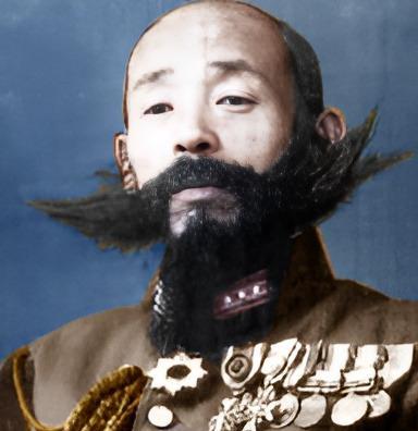 突然，大批日本医护人员涌进八路军伤员的病房，她们温柔地给伤员们服药，一些伤员喝下