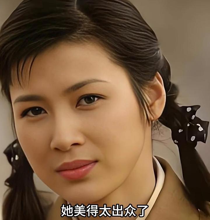 她美得太出众了，又稳重又大气，温柔中还带着点可爱劲儿。这长相和气质也比别人精心打