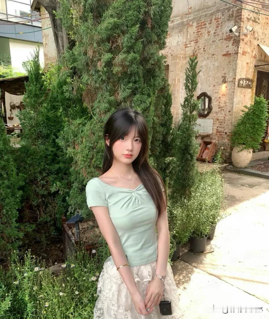 少女感天花板！谁懂啊？白裙配微风，发丝都带甜味～眼里有光，笑里藏糖，