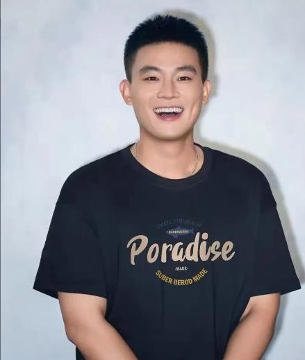 欧豪大概是内娱最让人觉得“拧巴”的年轻男演员了。才33岁，手里握着一堆叫好又叫座的大片，可翻开他的履