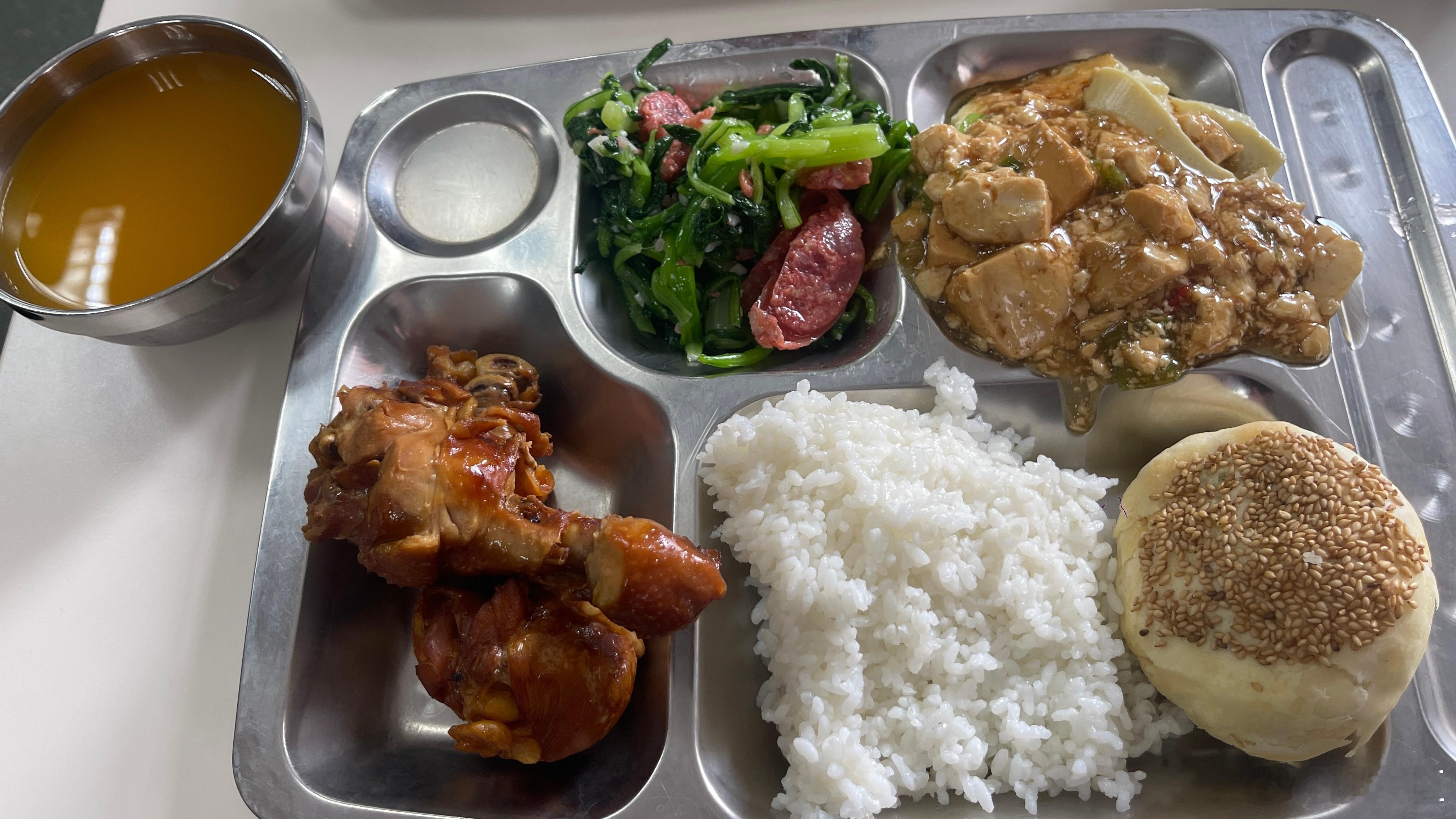 每日一餐分享食堂股神：小许，来吃鸡腿，两个！