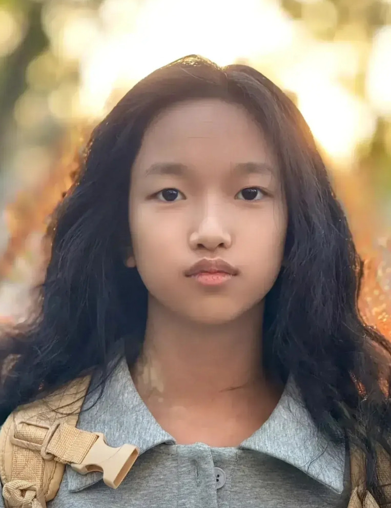 图中女孩儿就是黄觉的姑娘，真是亲生的，这也太像了吧？！和爸爸简直就是一个模子里刻
