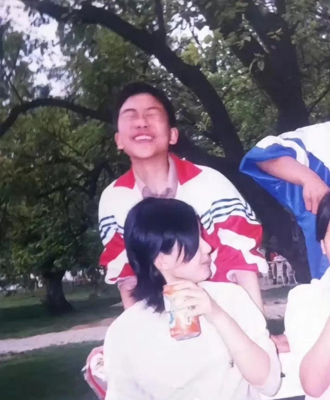 赵丽颖初中旧照曝光！赵丽颖初中旧照因同学分享在网络刷屏，青涩质朴的模样与如今顶