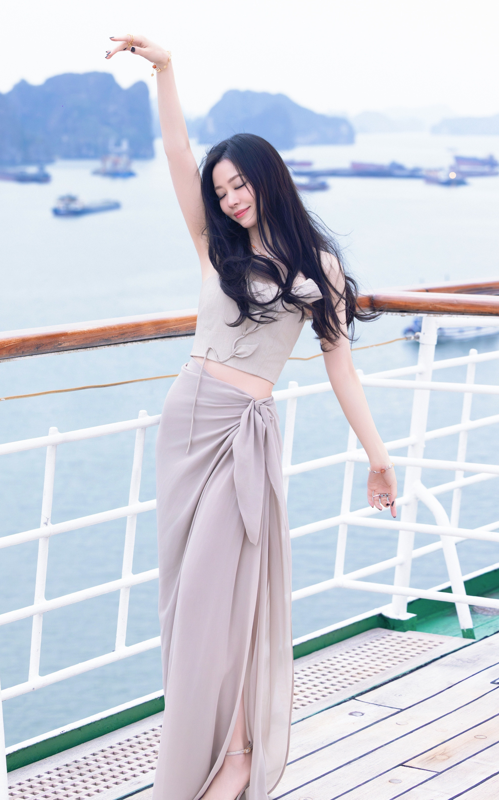 张靓颖张靓颖灰色高开叉长裙大长腿超高一字带高跟鞋