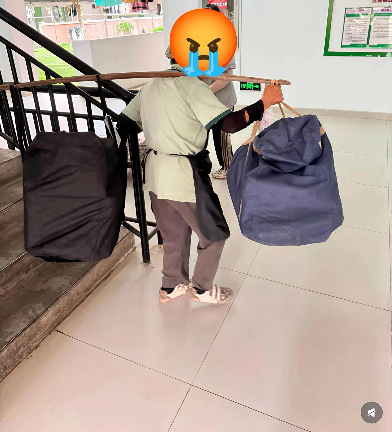 为什么有的学院至今还在压榨保洁的劳动力？三江学院某校区进行宿舍升级改造，校方声