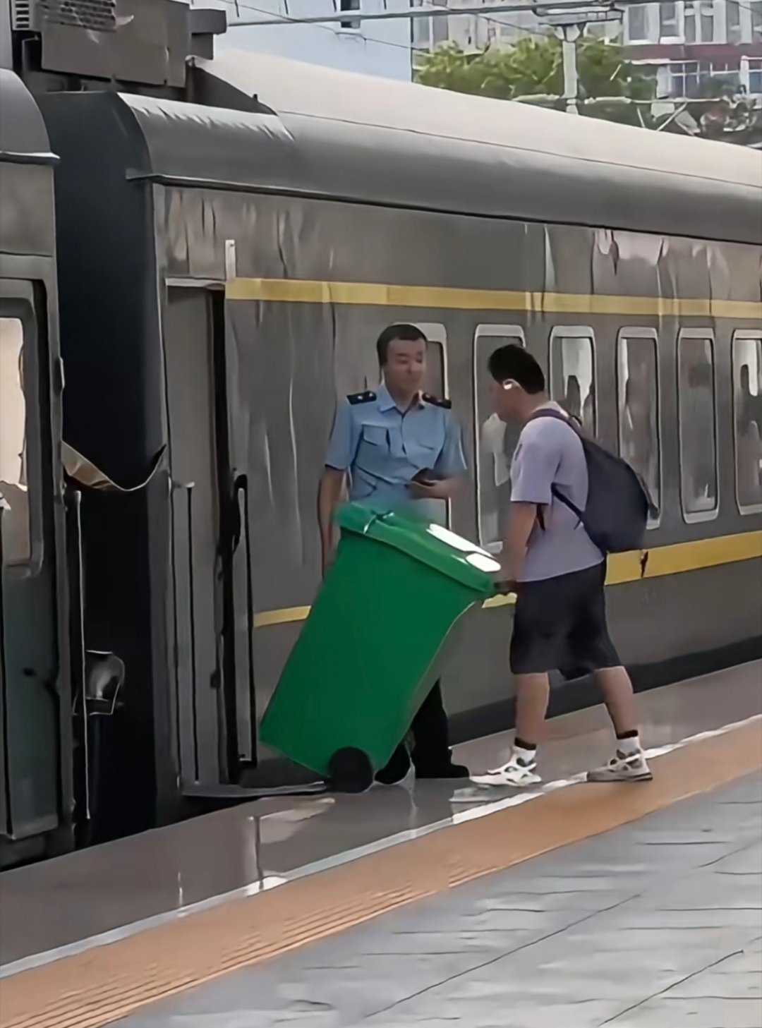 你以为是垃圾桶其实是他的行李箱[捂脸哭]​​​