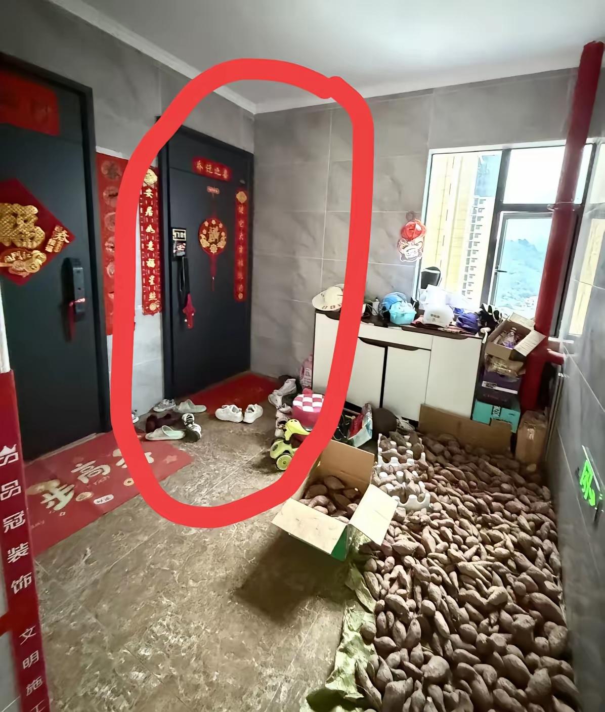 邻居家门口乱七八糟，鞋柜上堆满垃圾和地瓜，把走廊当仓库，严重影响环境，真让人头疼