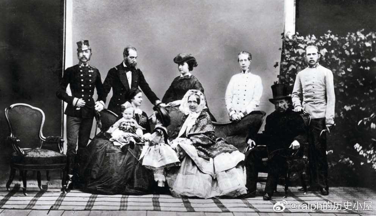 1859年哈布斯堡皇族在美泉宫家庭合影。坐着的依次是茜茜公主抱着皇太子鲁道夫，身