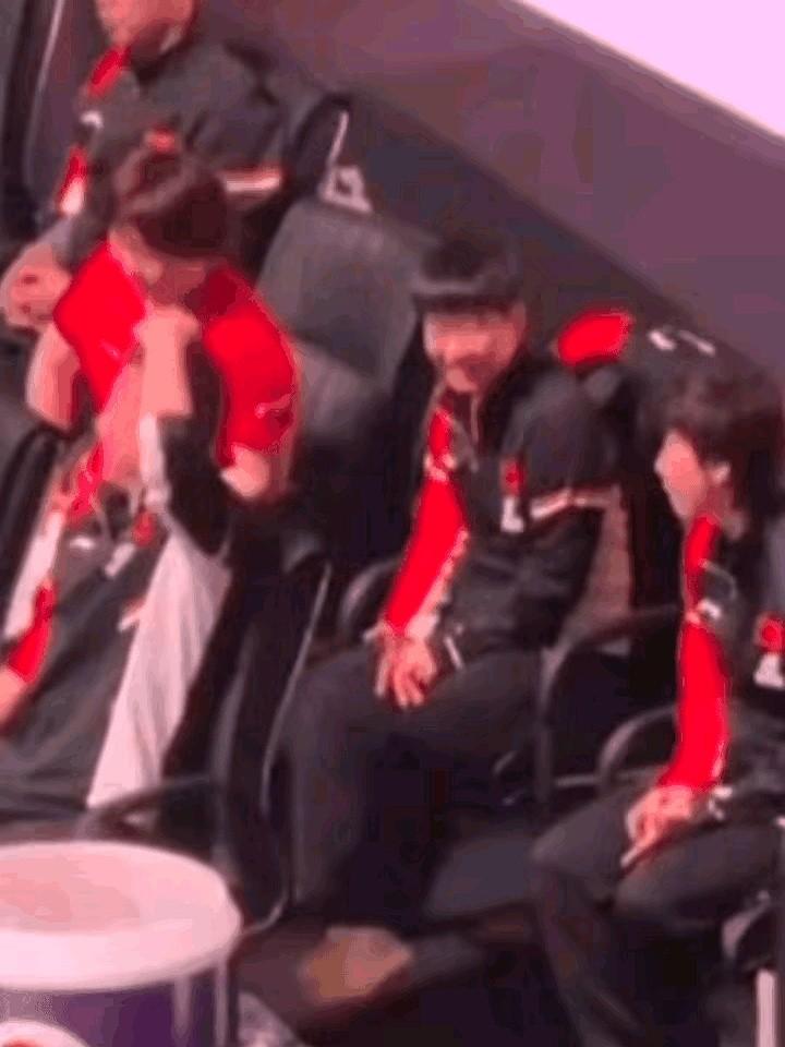 孙颖莎这嘴，真是根本停不下来！赛场边上，她跟教练马琳聊得那叫一个火热，马琳都