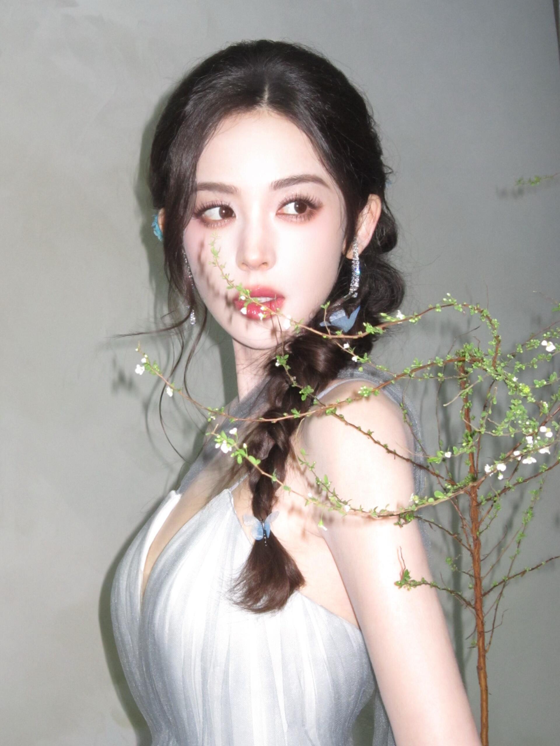 古力娜扎被娜扎这组图美到失语了！编发搭配清冷妆容氛围感拉满五官优越到没话说，这