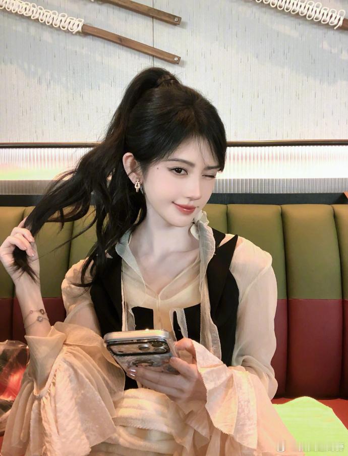 鞠婧祎夜色下的美貌鞠婧祎更新实况九宫格随拍，驻足江边欣赏城市夜景，漫天灯火化作绝