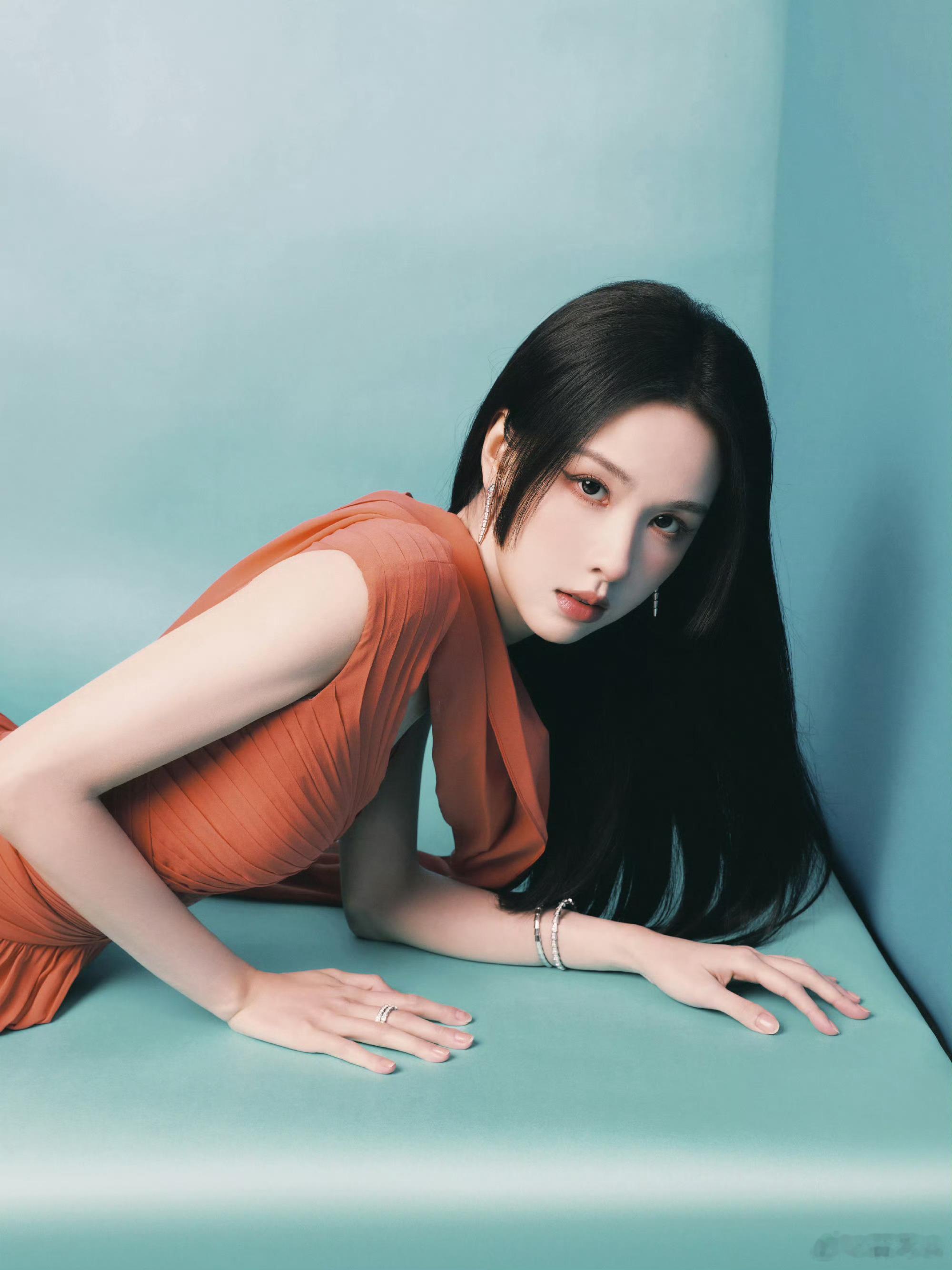 宝格丽认领陈都灵我滴个乖乖，宝格丽和陈都灵这组合，简直是时尚圈的王炸！陈都灵的美