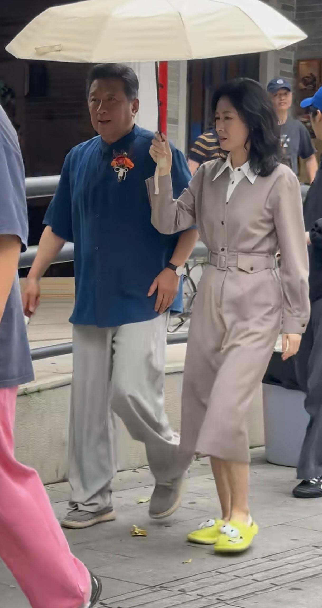 刘敏涛裙子好漂亮，拖鞋怪可爱的。丁勇岱是前辈加长辈啊，刘敏涛给他打很正常啊。两位