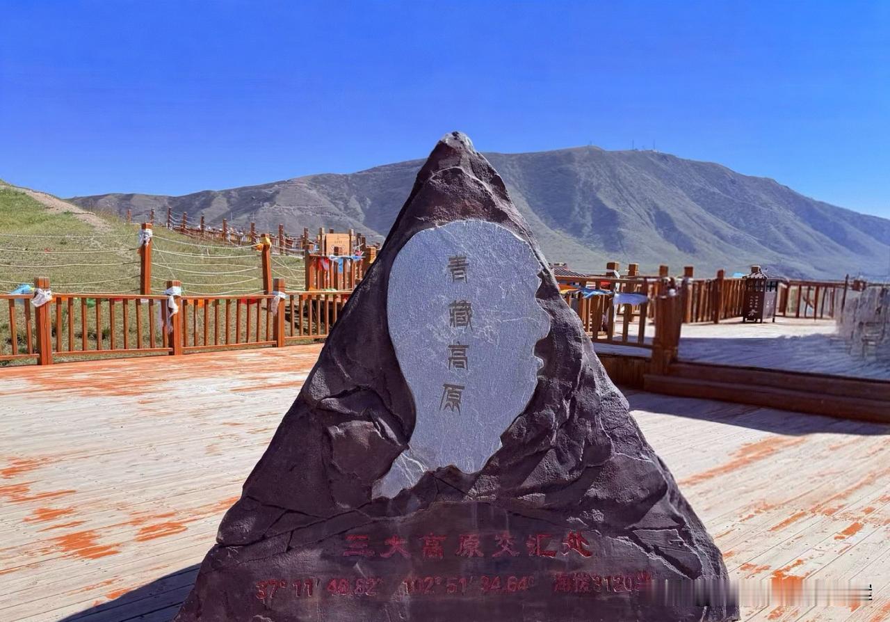 乌鞘岭是河西走廊的起点，海拔3052千米，也是踏入河西走廊的第一道天然关口。