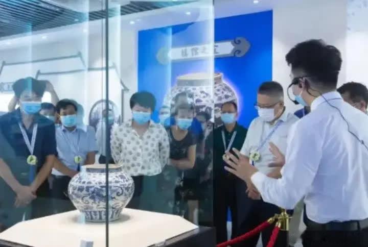 1987年，广西横县，一男子高兴地拎了个破罐子回家。妻子弄清来历后生气地说：“捡