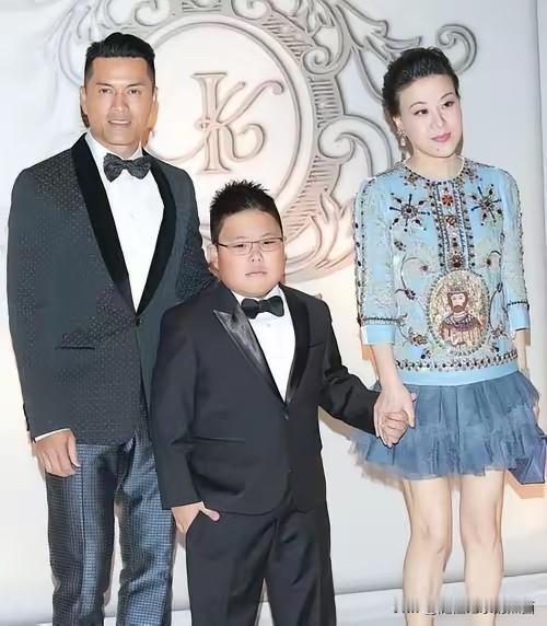 吕良伟是从年轻一直帅到现在的一个男神，颜值无可挑剔，五官完美无缺，身型高挑有型，