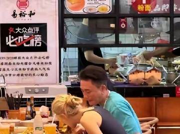 45岁黄宗泽新恋曝光，对象是24岁TVB咪神，身材好到流鼻血