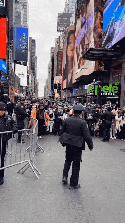 美国时代广场跨年夜“屎尿弥漫”：没有任何卫生间，排队者自带尿布全都原地解决！20