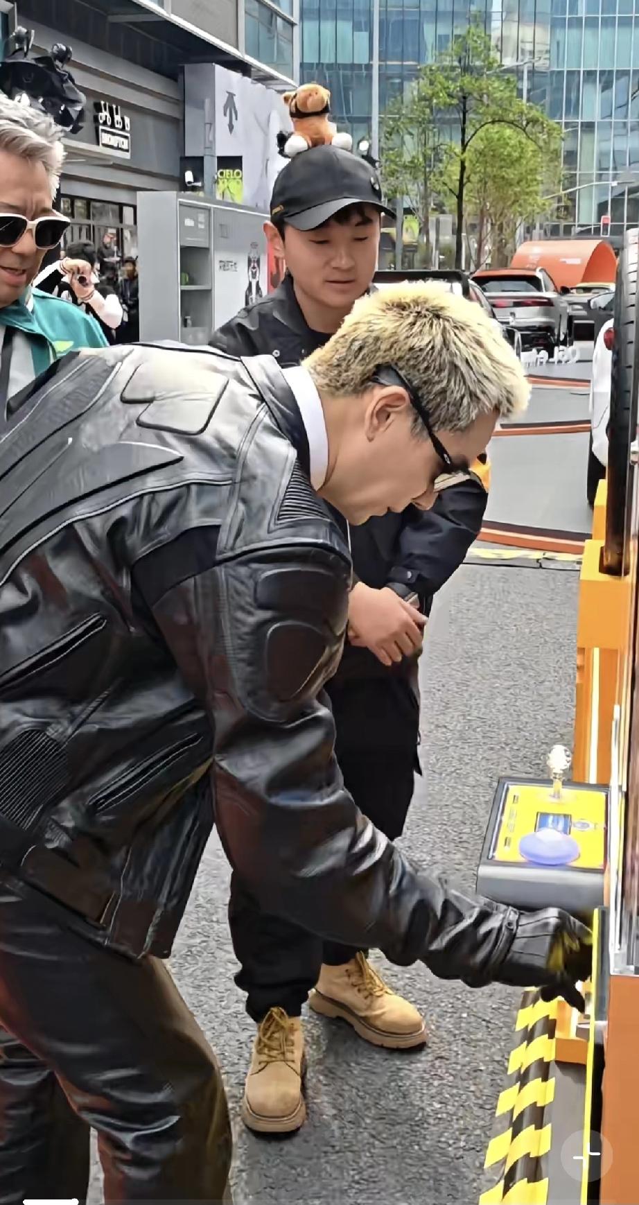 李承铉在f1赛场，从小鲜肉蜕变成了油腻大叔，鞋子看着不舒服!3月15日，戚薇