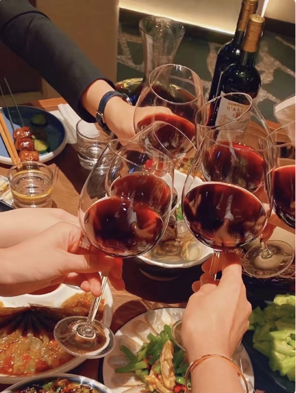 上联：有滋有味杯中酒下联：无影无踪窗外云