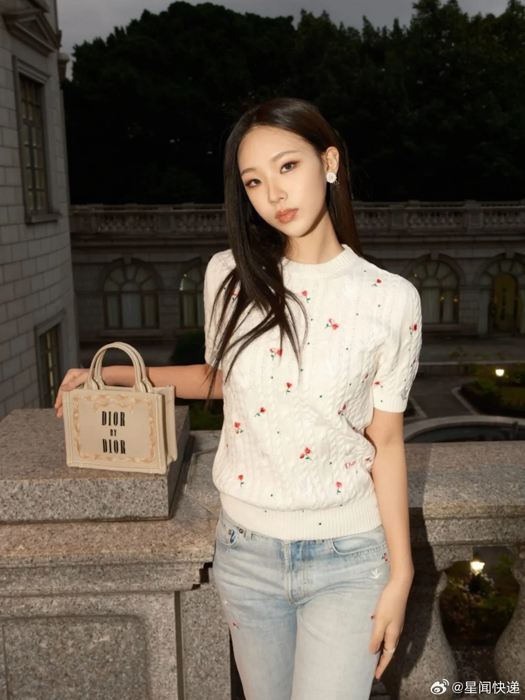 小S大女儿晒度假照以前是乖乖女，留学回来直接解锁美式辣妹新皮肤，小麦色肌肤配金发