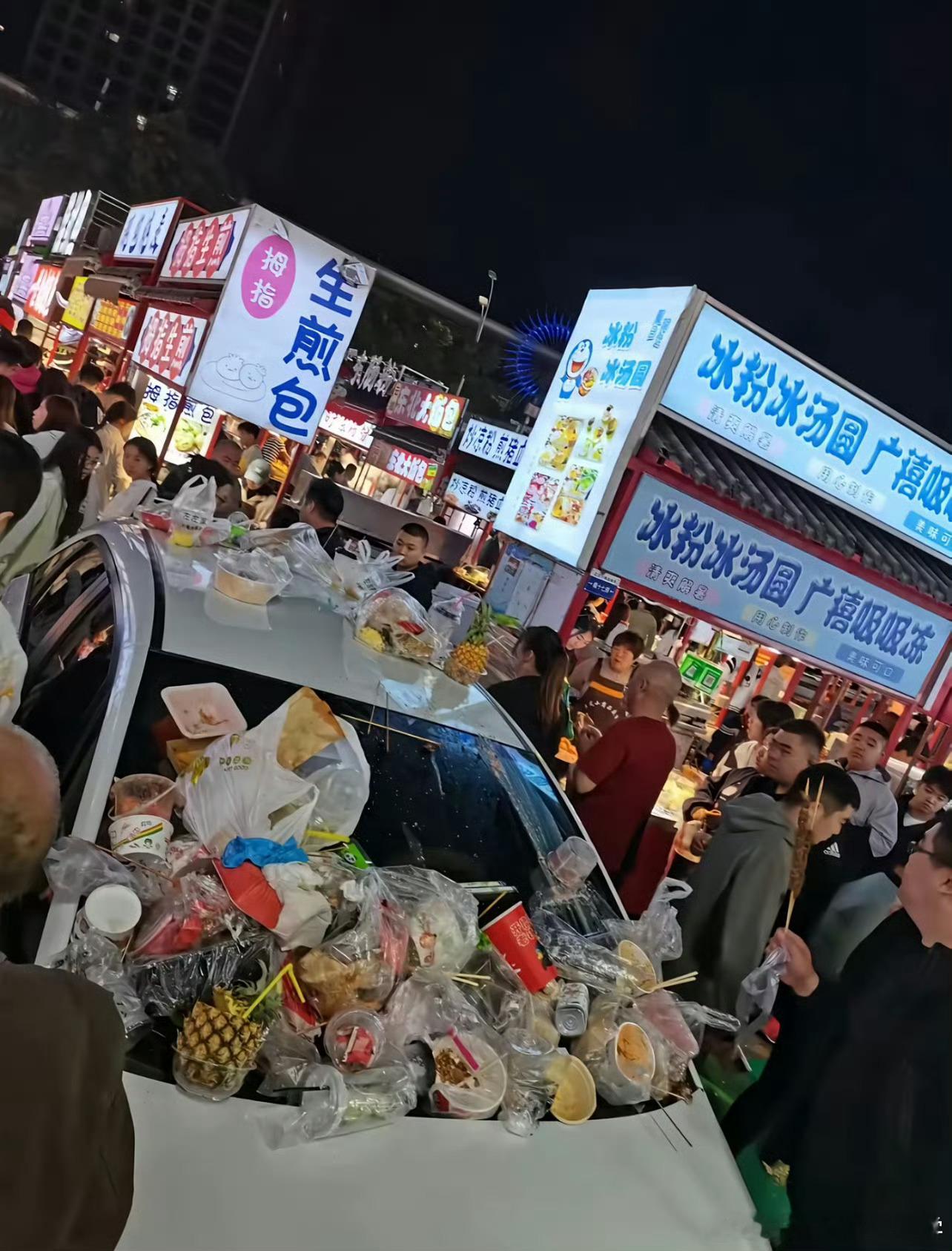 河北一车停夜市路中间被掰弯车牌这个夜市我路过过，确实规模很大，白天是停车场，晚上