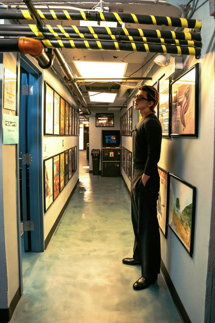 蔡徐坤的胸肌30天跑8座欧美城市，这种巡演强度对体能要求很高。但他每场都能保持