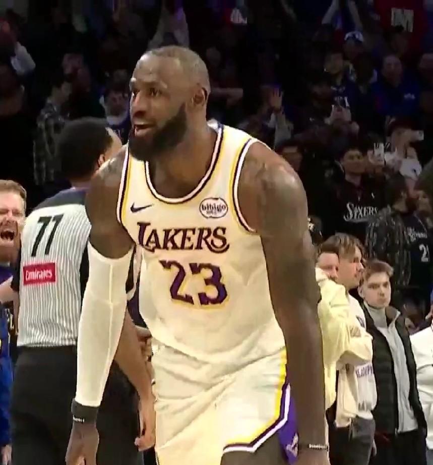 詹姆斯今天得记头功！！！！关键时刻太硬了！！湖人首发五人组得分全部上双。东契