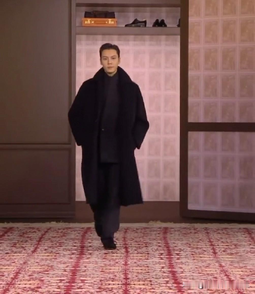 按说以陈伟霆这个身高和身材，再加上这套服装，他明明也能走出张凌赫那样又有气势又帅