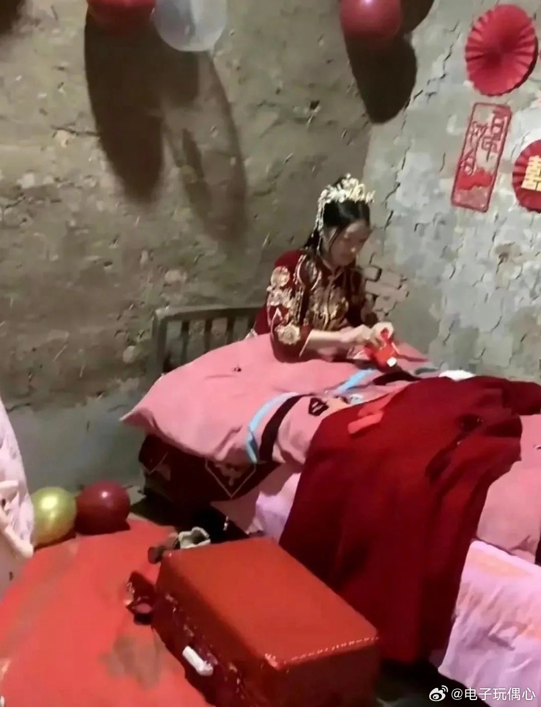 看新娘这表情，应该是嫁给了爱情。