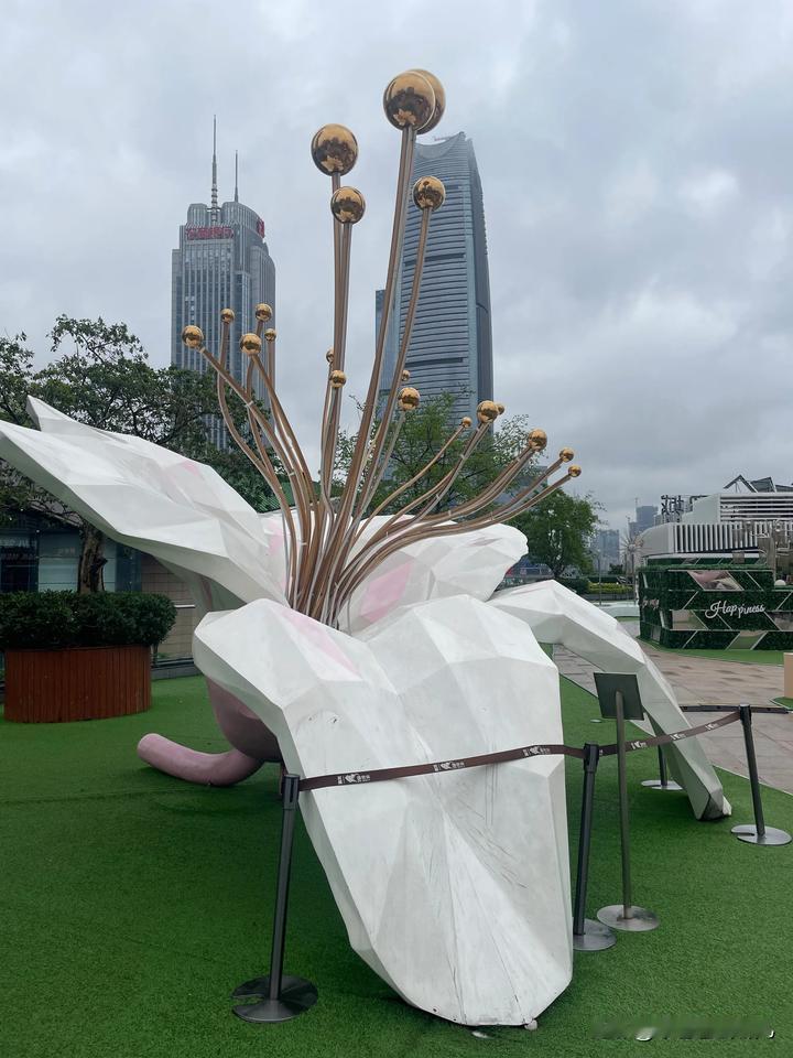 在东莞CBD的东莞国贸，有一处活力满溢的潮玩市场。这里是年轻人的快乐天地，随处可