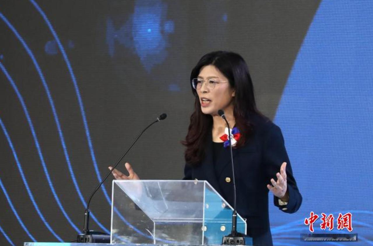 当官的首秀致辞，大多是捧着稿子照本宣科，句与句之间卡壳、念得干巴巴都是常态，能顺