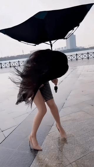 这么大的风，这么冷的天，有些美女竟然还喜欢穿成这样出门？真是让人难以理解？